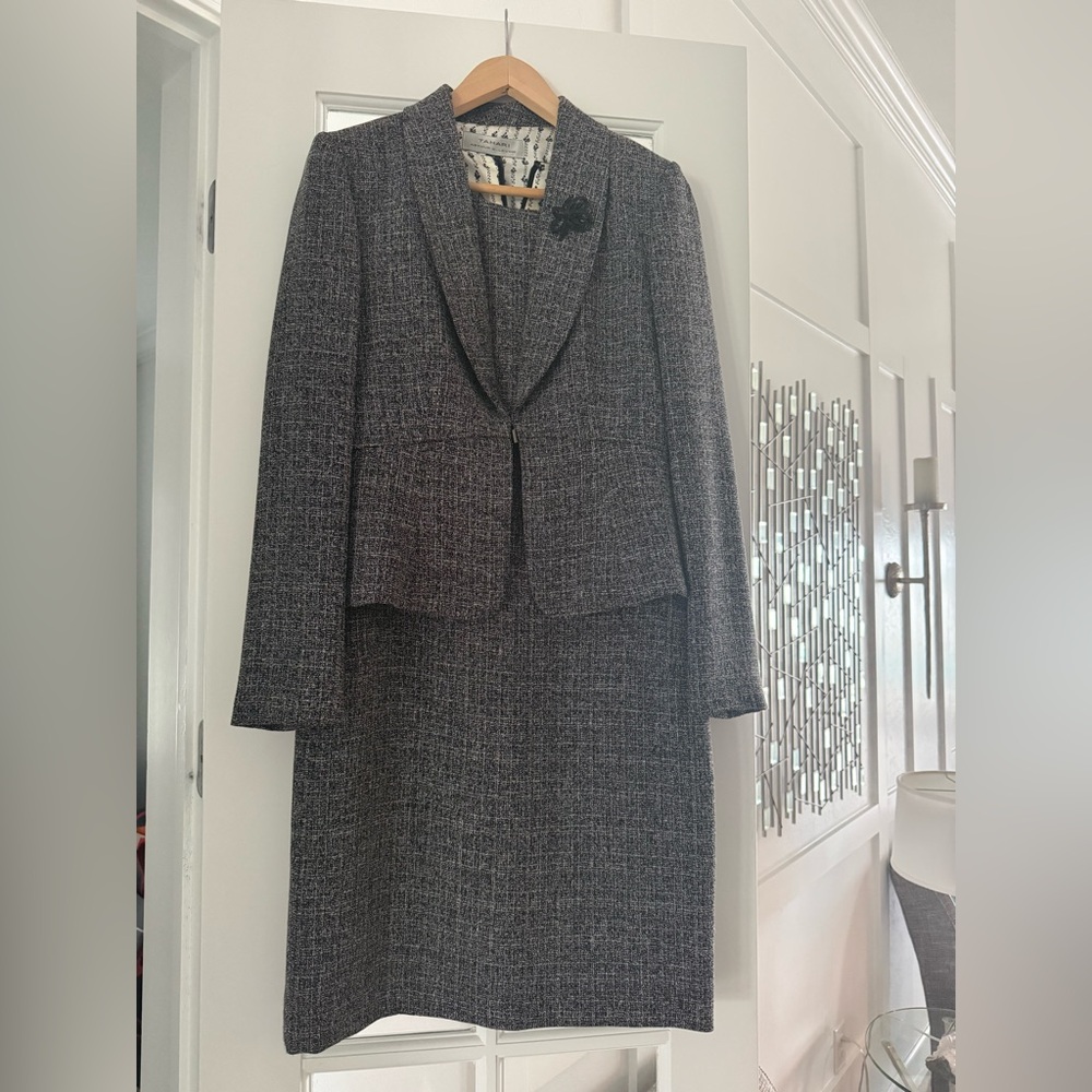 Tahari Two Peice Gray Tweed Skirt Suit Set size 6